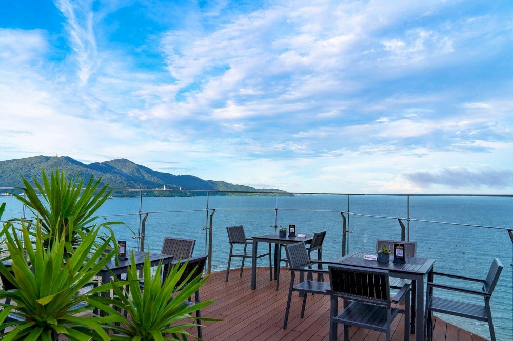 From chic decor to skyline views, Sky 21 redefines what it means to enjoy a night out in Danang